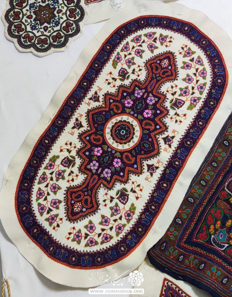 رومیزی پته دوزی بیضی طرح خوشه گل زمینه سفید
