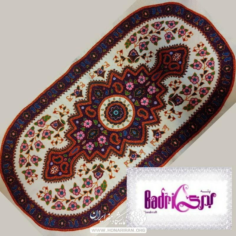 رومیزی طرح خوشه گل سفید