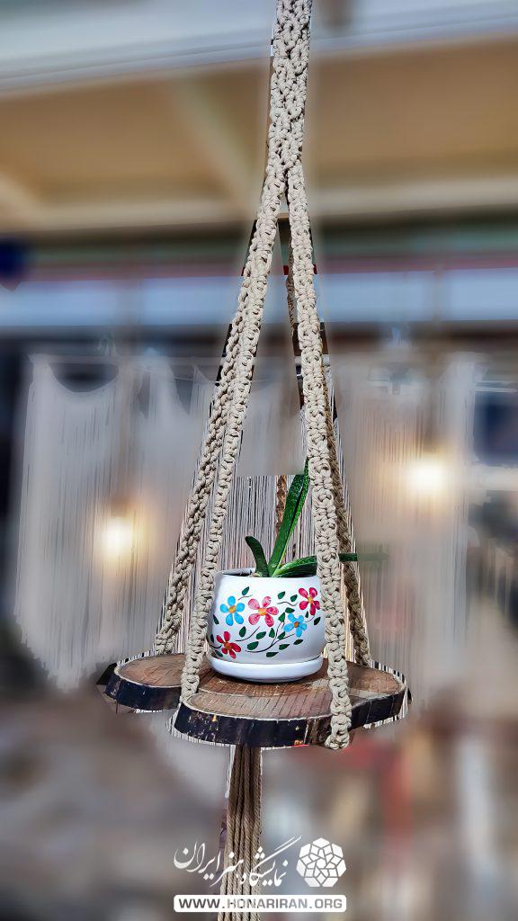 آویز گلدان مکرومه و چوب نسکافه ای