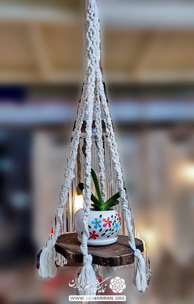 آویز گلدان مکرومه بافی و چوب شیری