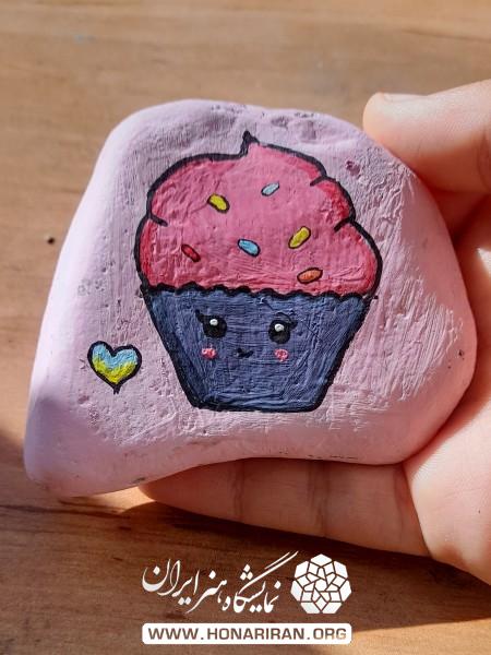 نقاشی کیک بامزه روی سنگ