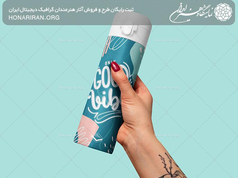 موکاپ تراول ماگ به رنگ آبی با طرح زیبا در دست زن