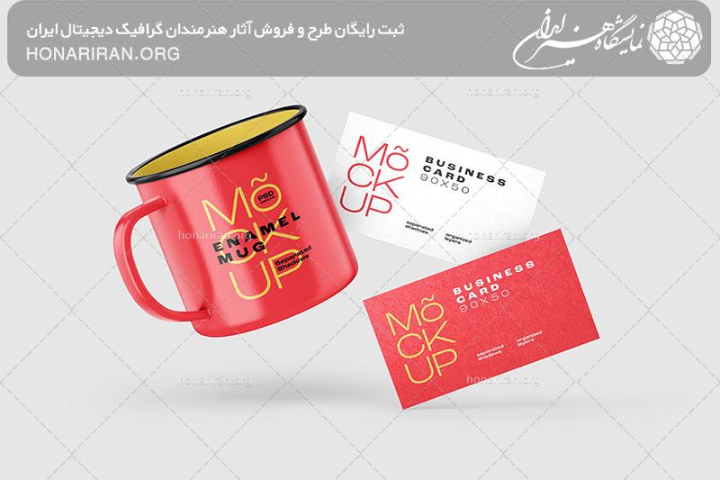 موکاپ یک ماگ قرمز در کنار دو کارت ویزیت