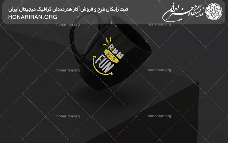 موکاپ ماگ مشکی با طرح زرد در حال افتادن از روی میز