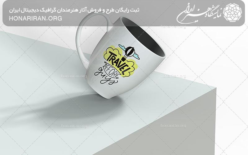 موکاپ لیوان سفید دسته دار در حال افتادن از روی میز