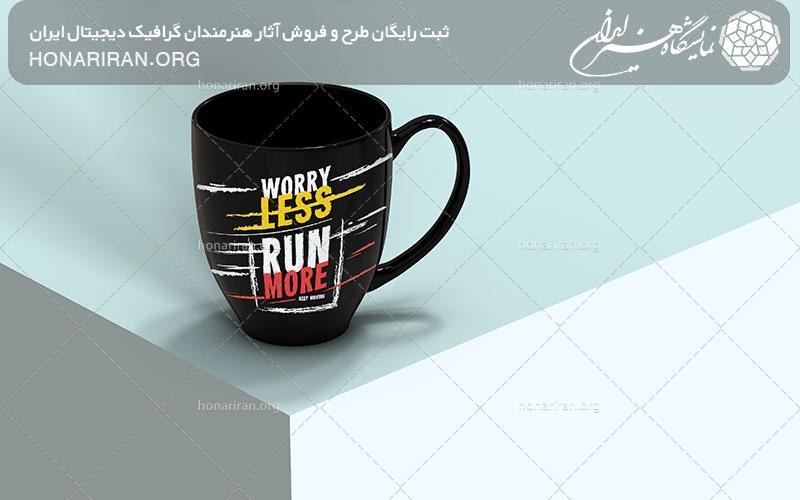 موکاپ ماگ مشکی دسته دار بر روی لبه میز