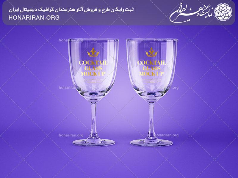 موکاپ دو جام زیبا شیشه ای در کنار یکدیگر در پس زمینه بنفش