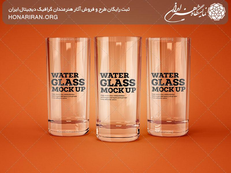 موکاپ دو لیوان شیشه ای ساده و شیک در کنار یکدیگر در پس زمینه آبی