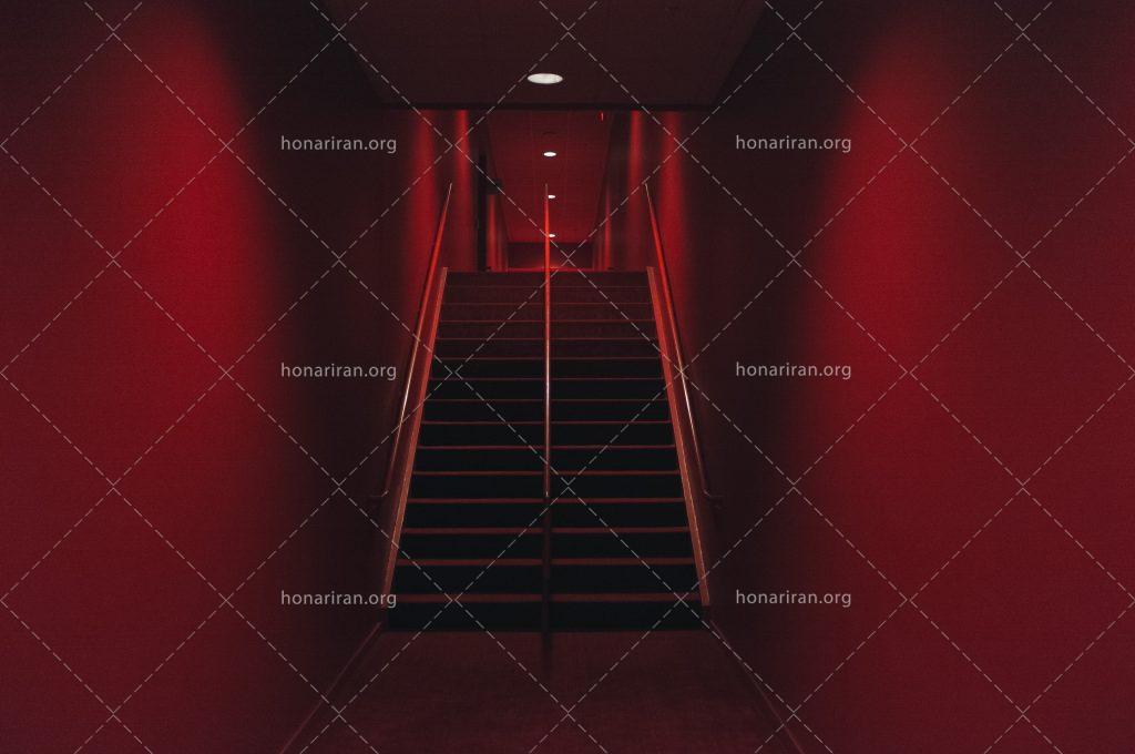عکس با کیفیت راه پله ها در فضای ترسناک با نور قرمز