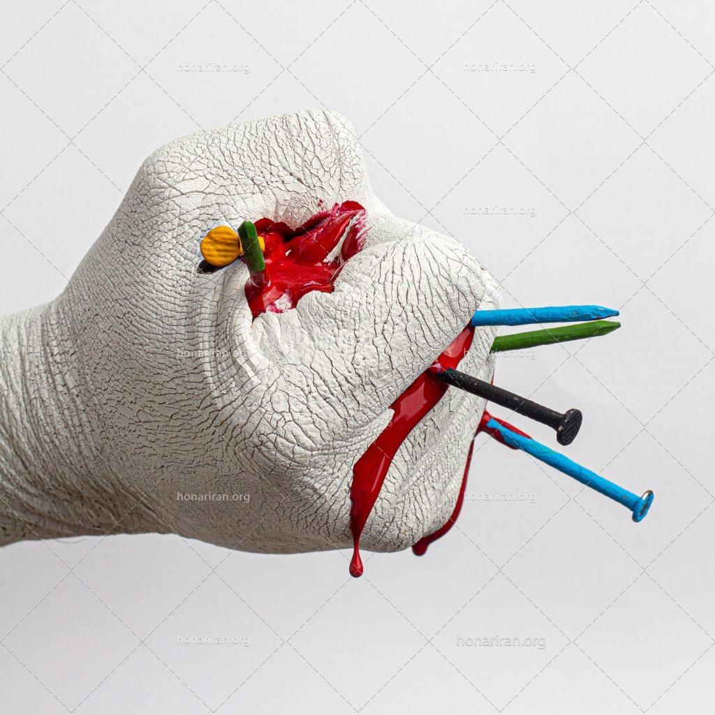 عکس با کیفیت میخ فرو رفته در دست