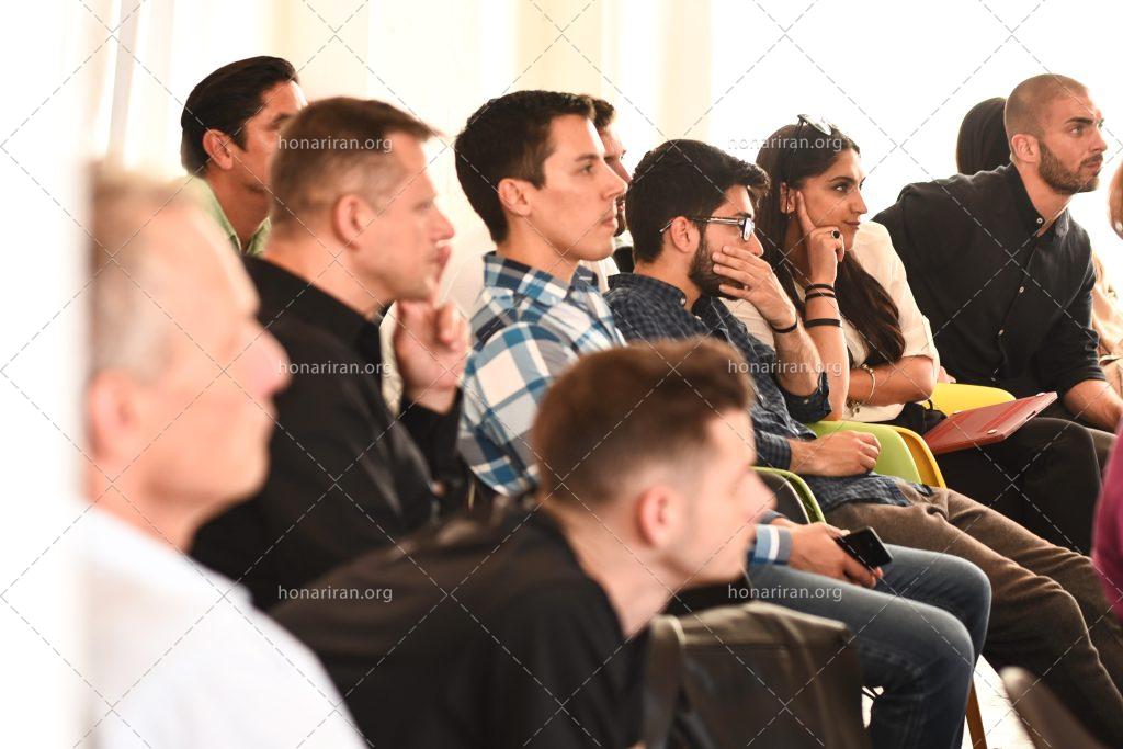 عکس با کیفیت مردان و زنان نشسته در جلسه