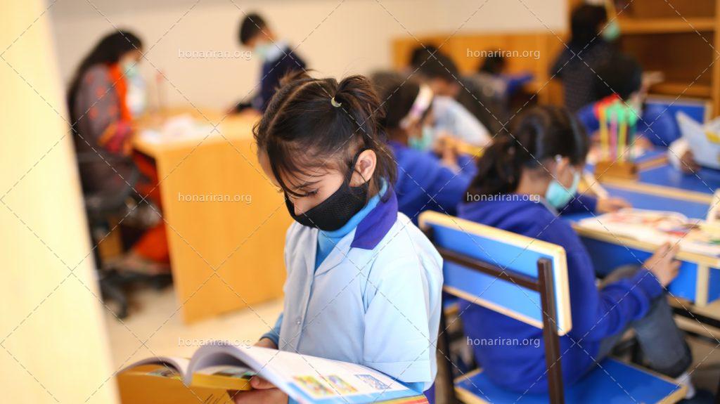 عکس با کیفیت دختر بچه در حال مطالعه کتاب