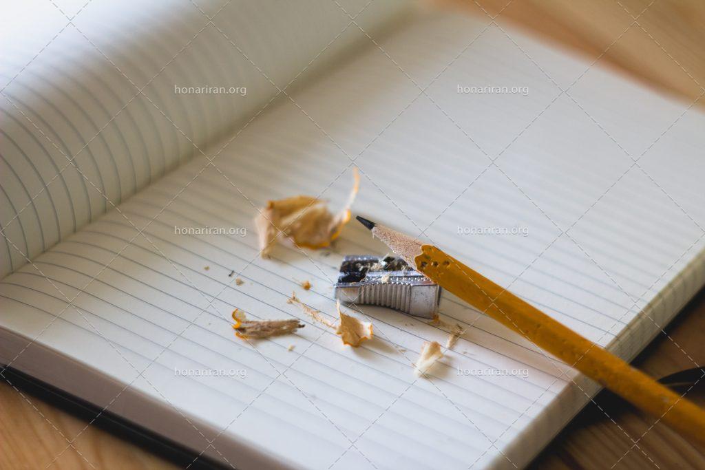 عکس با کیفیت مداد و تراش بر روی دفتر