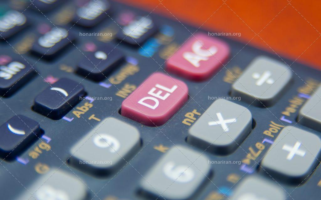 عکس با کیفیت ماشین حساب با دکمه های بزرگ و خاکستری