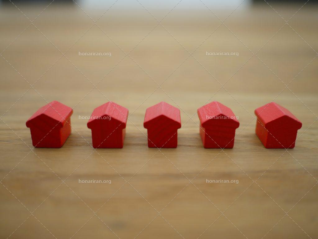 عکس با کیفیت مهره های کوچک قرمز به شکل خانه