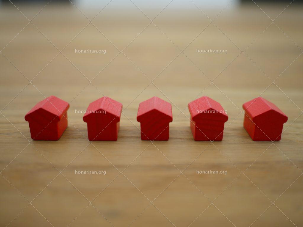 عکس با کیفیت مهره های کوچک قرمز به شکل خانه