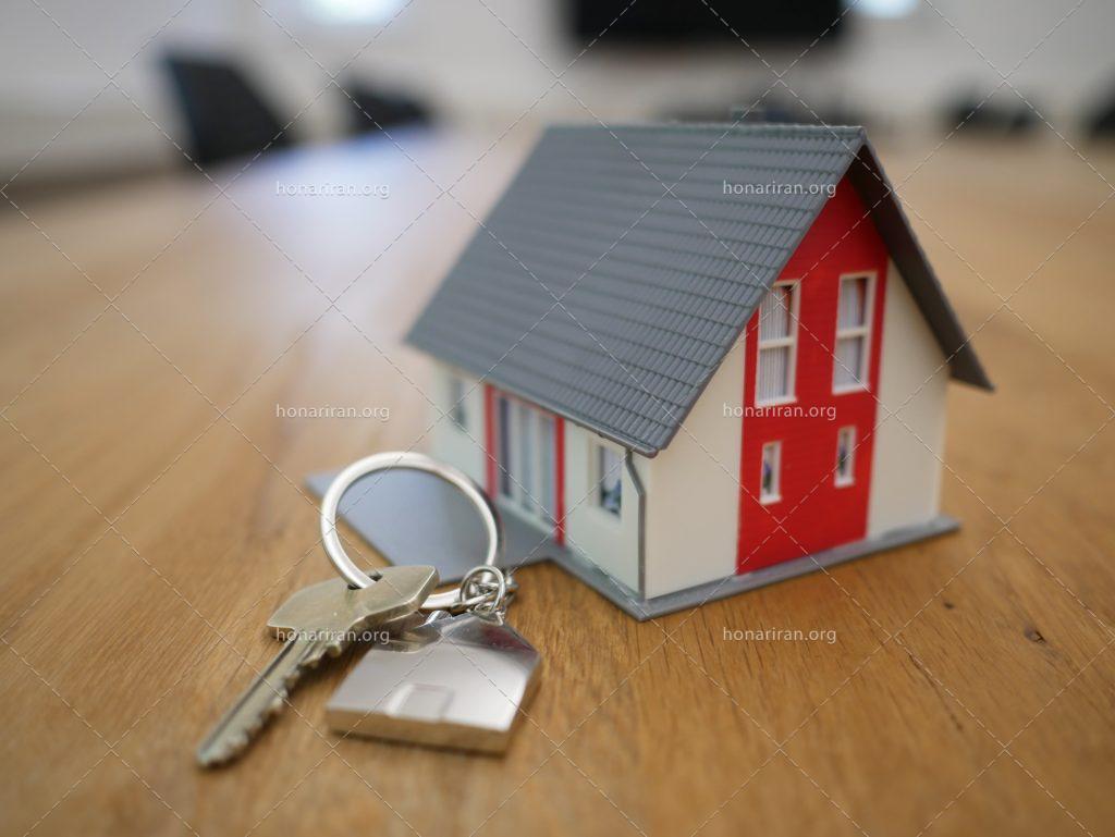 عکس با کیفیت کلید خانه در کنار ماکت خانه