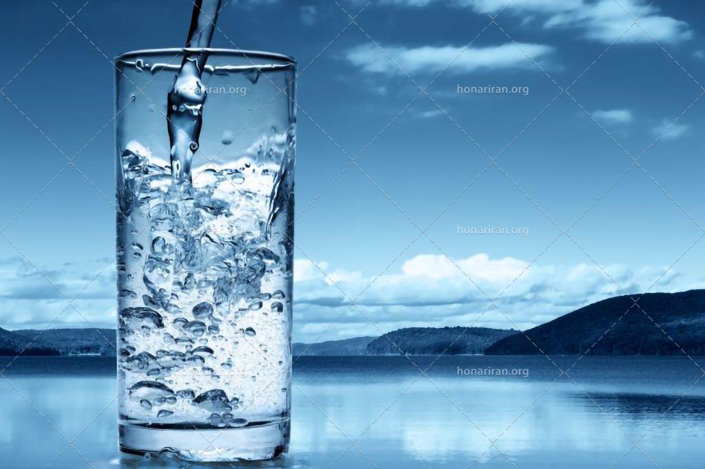 عکس با کیفیت دریاچه کوهستان و لیوان آب سرد