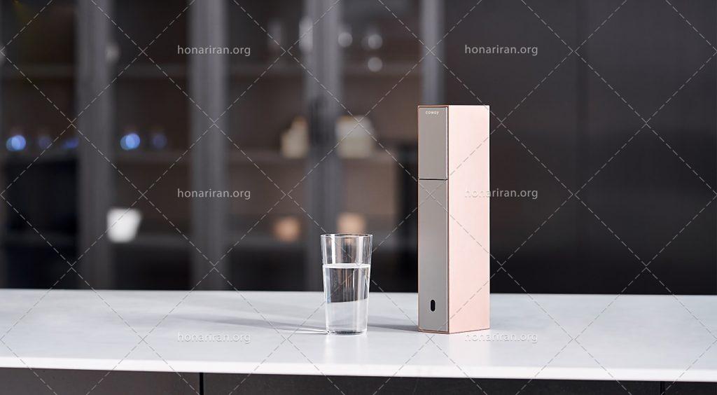 عکس با کیفیت آب سرد کن کوچک در کنار لیوان آب