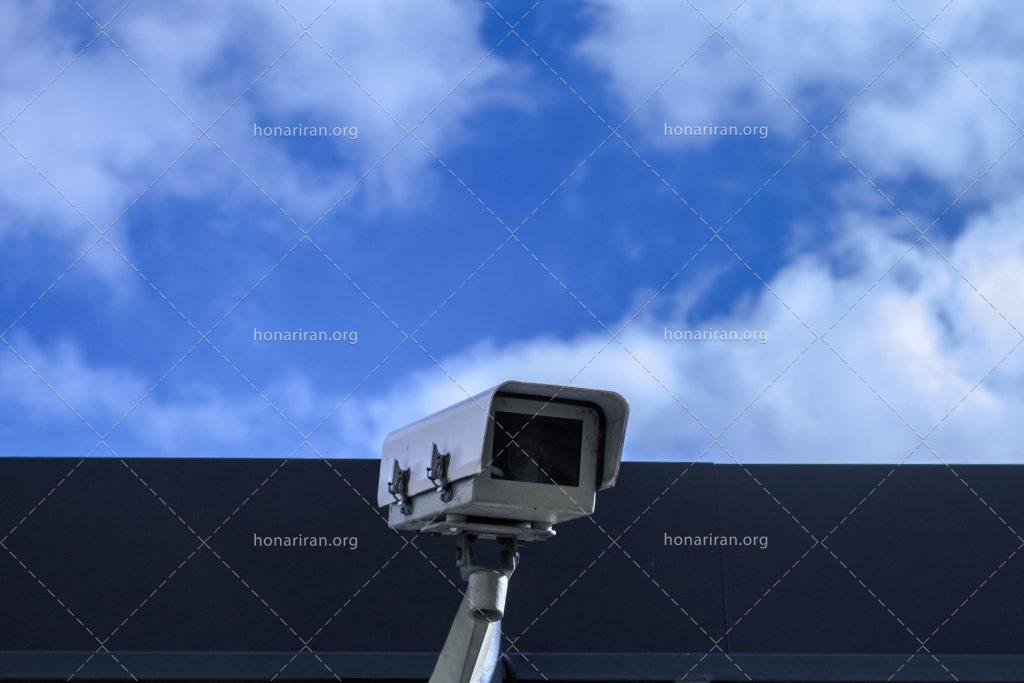 عکس با کیفیت دوربین امنیتی با پس زمینه آسمان
