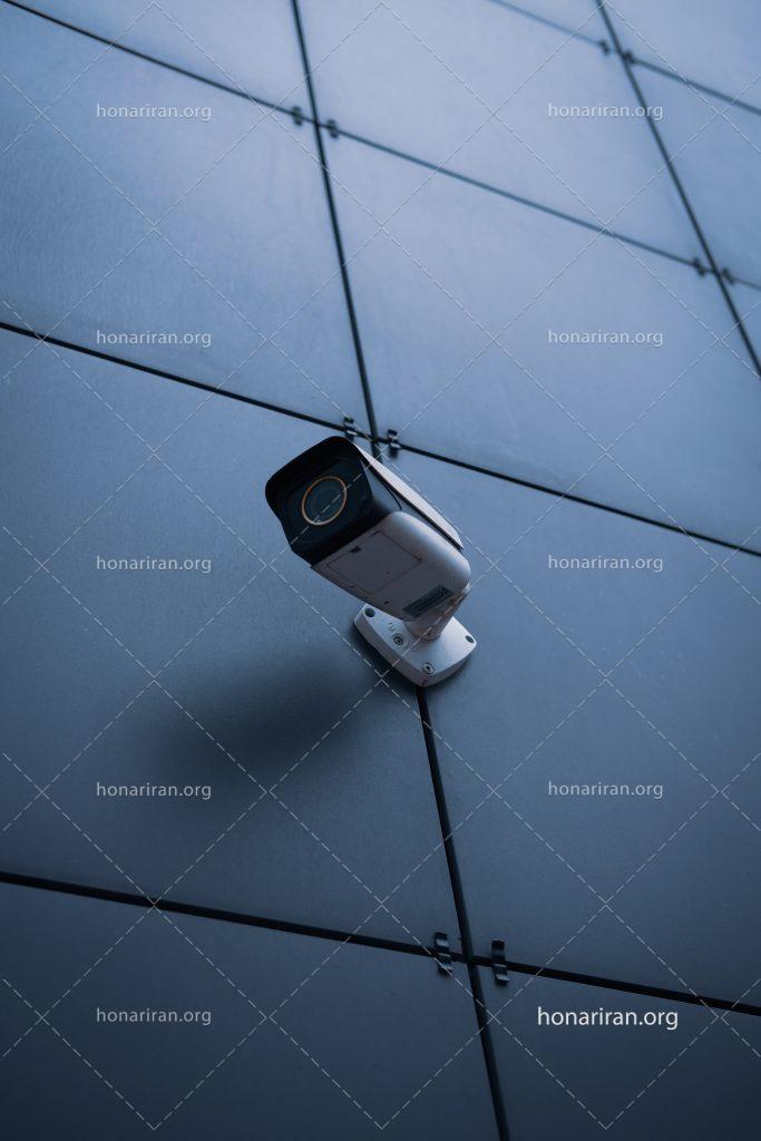 عکس با کیفیت دیوار مشکی  شیک و دوربین امنیتی نصب بر روی دیوار