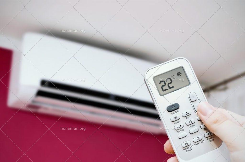 عکس با کیفیت کنترل کولر در دست مرد