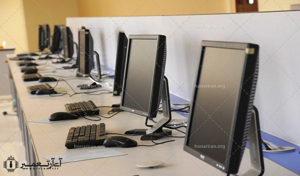 عکس با کیفیت مانیتور ها و کیبورد ها در کنار یکدیگر