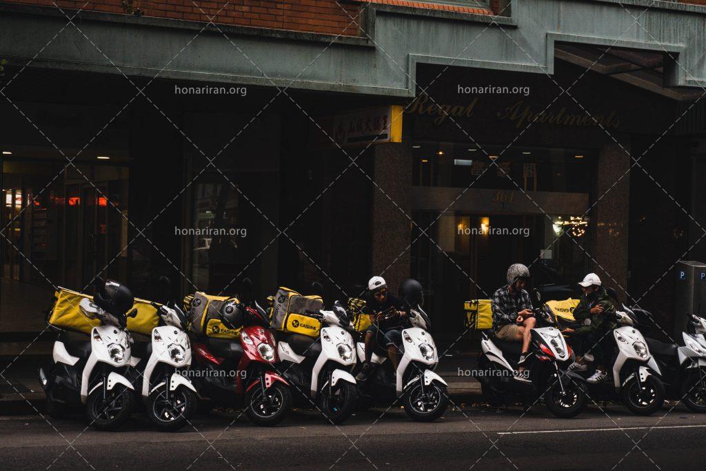 عکس با کیفیت پیک موتوری های پارک شده در کنار یکدیگر
