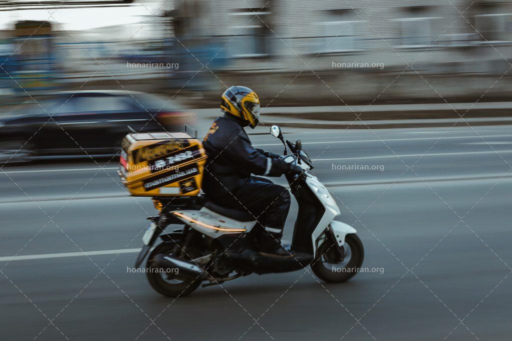 عکس با کیفیت پیک موتوری با موتور زرد و سفید