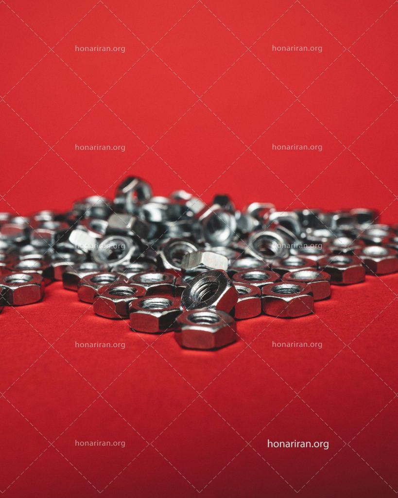 عکس با کیفیت مهره های ریخته شده بر روی یکدیگر