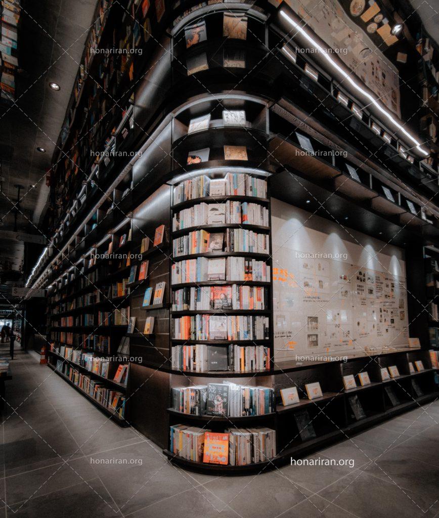 عکس با کیفیت قفسه بزرگ به همراه کتاب ها در شهر کتاب