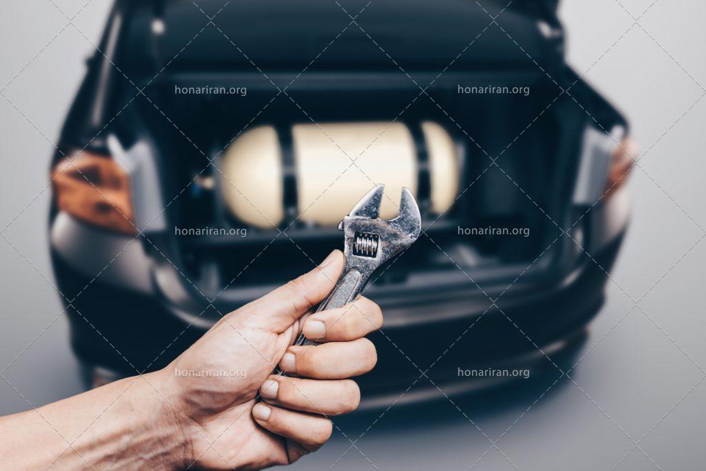 عکس با کیفیت آچار فرانسه در دست مرد