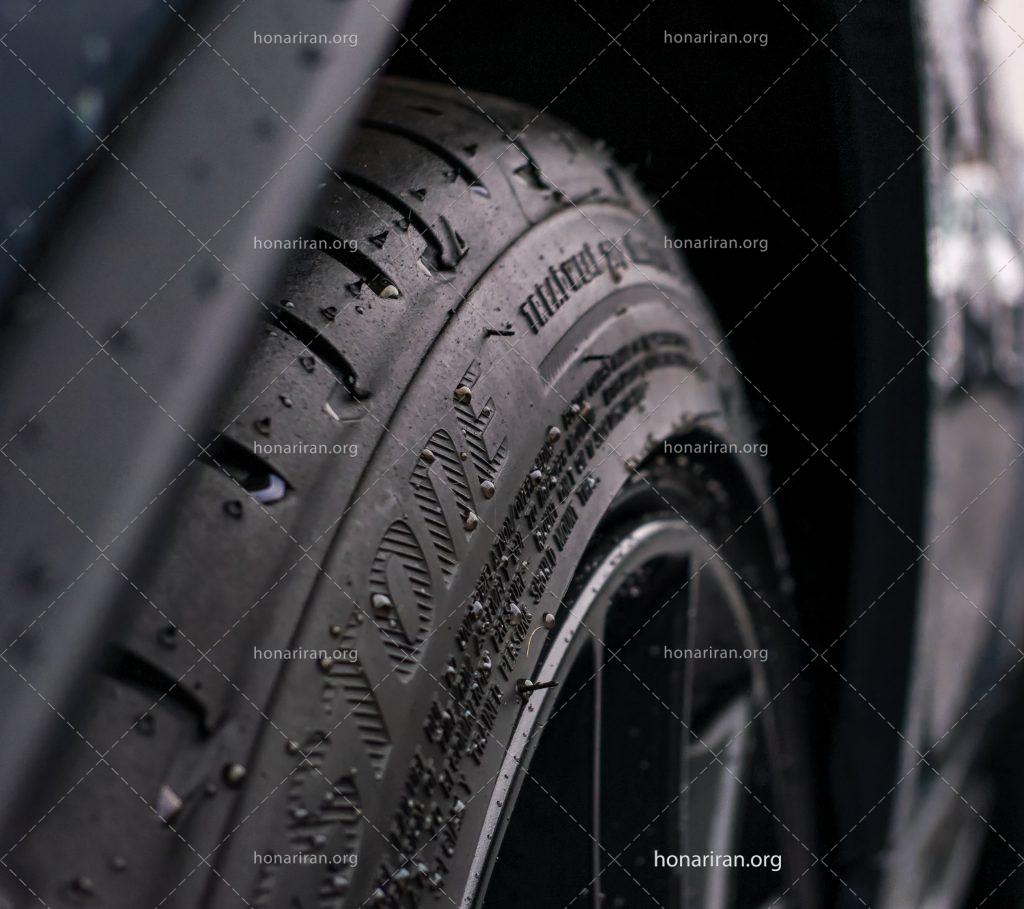عکس با کیفیت لاستیک مشکی از نمای نزدیک