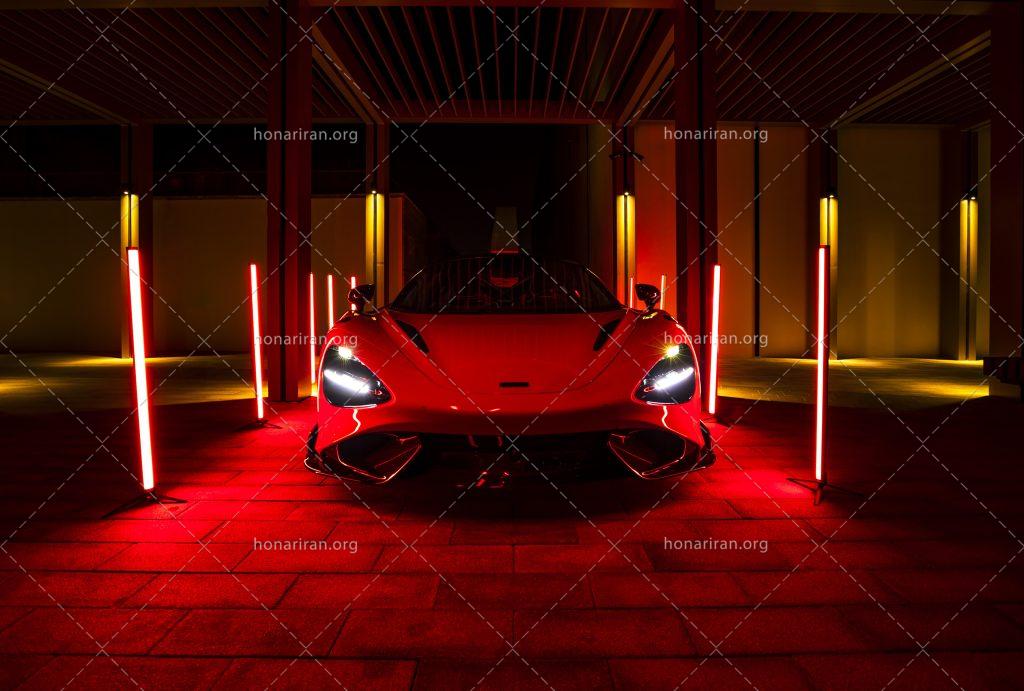 عکس با کیفیت پارکینگ با نور های قرمز در اطراف ماشین لوکس و شیک