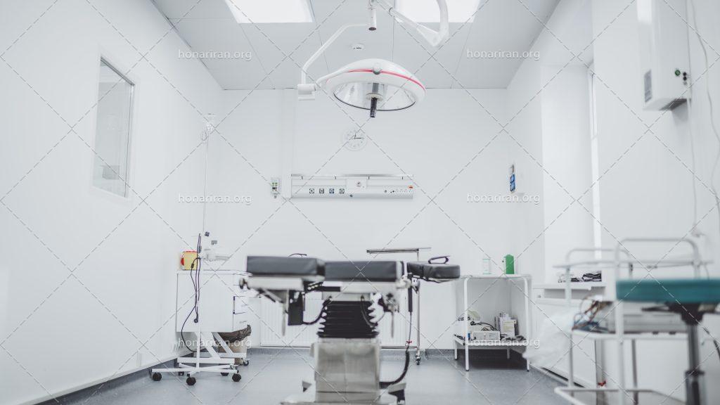عکس با کیفیت اتاق سفید با تجهیزات پزشکی