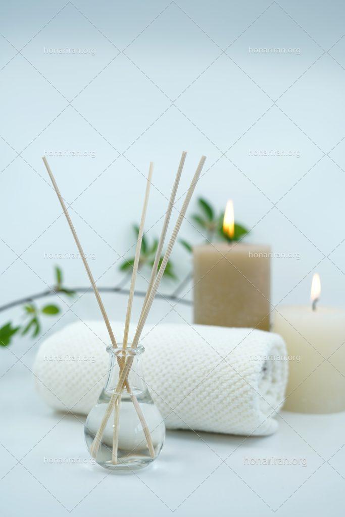 عکس با کیفیت شمع و حوله در کنار عود