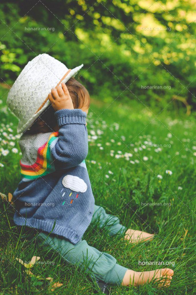 عکس با کیفیت کودک با جکت زیبا به همراه کلاه