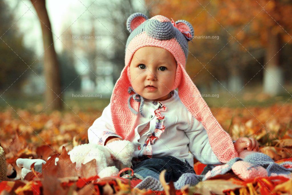 عکس با کیفیت کودک با کلاه بافتنی به شکل موش