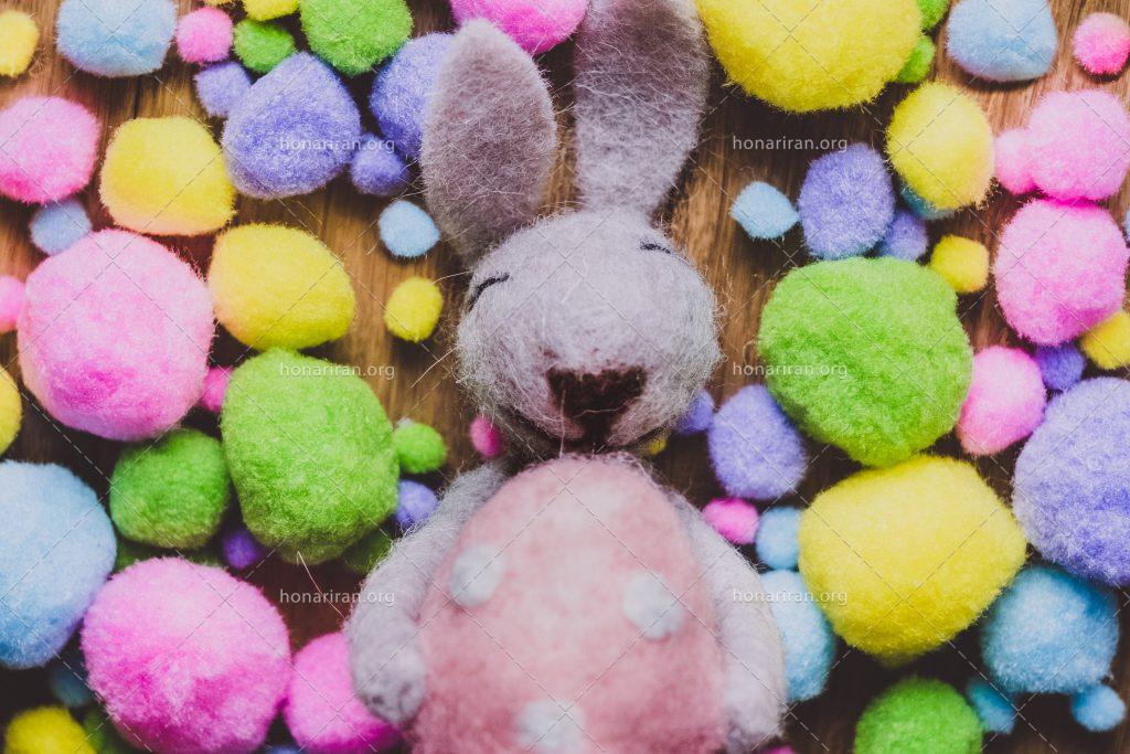 عکس با کیفیت  توپ های رنگارنگ در اطراف موش