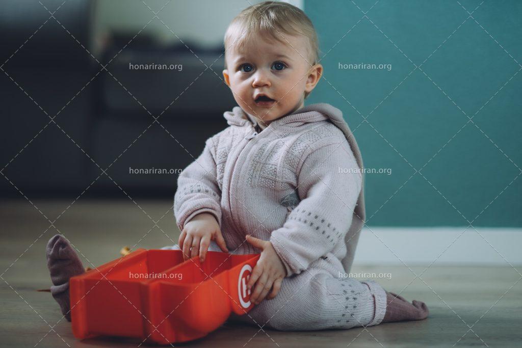عکس با کیفیت دختر بچه زیبا با موهای بور