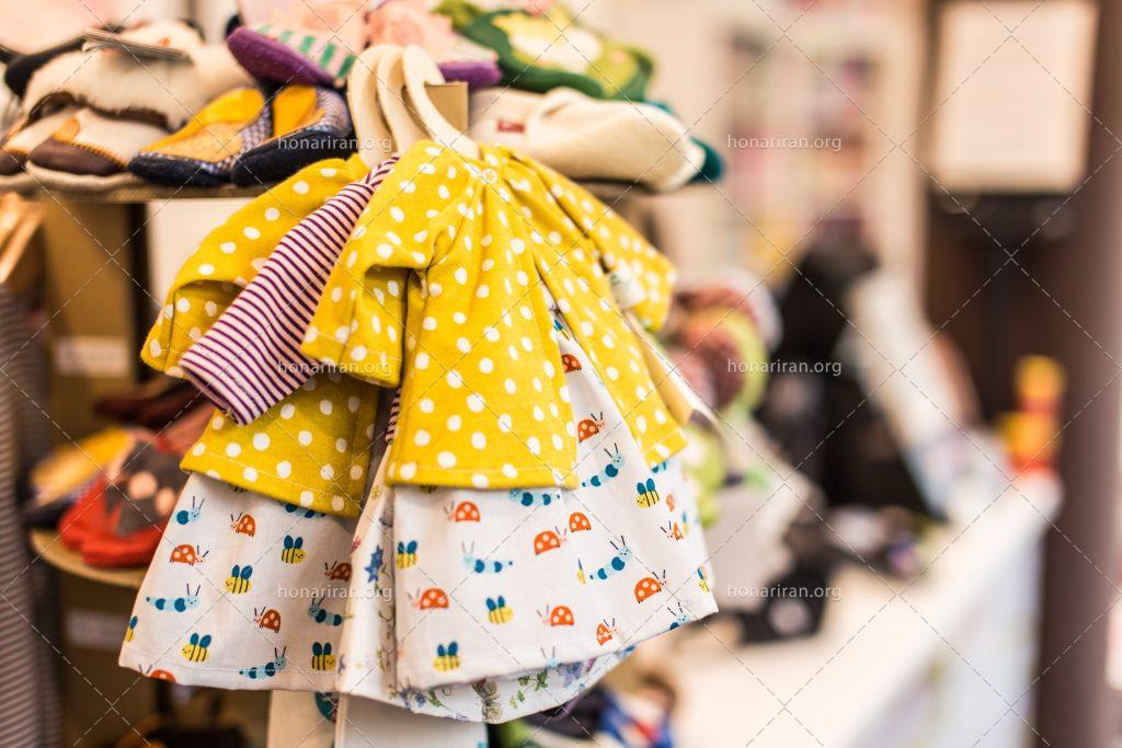 عکس با کیفیت لباس کودک دخترانه بر روی جا لباسی