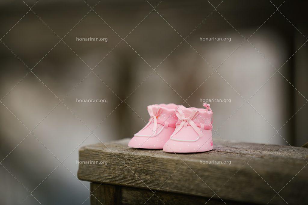 عکس با کیفیت کفش های کوچک نوزاد به رنگ صورتی