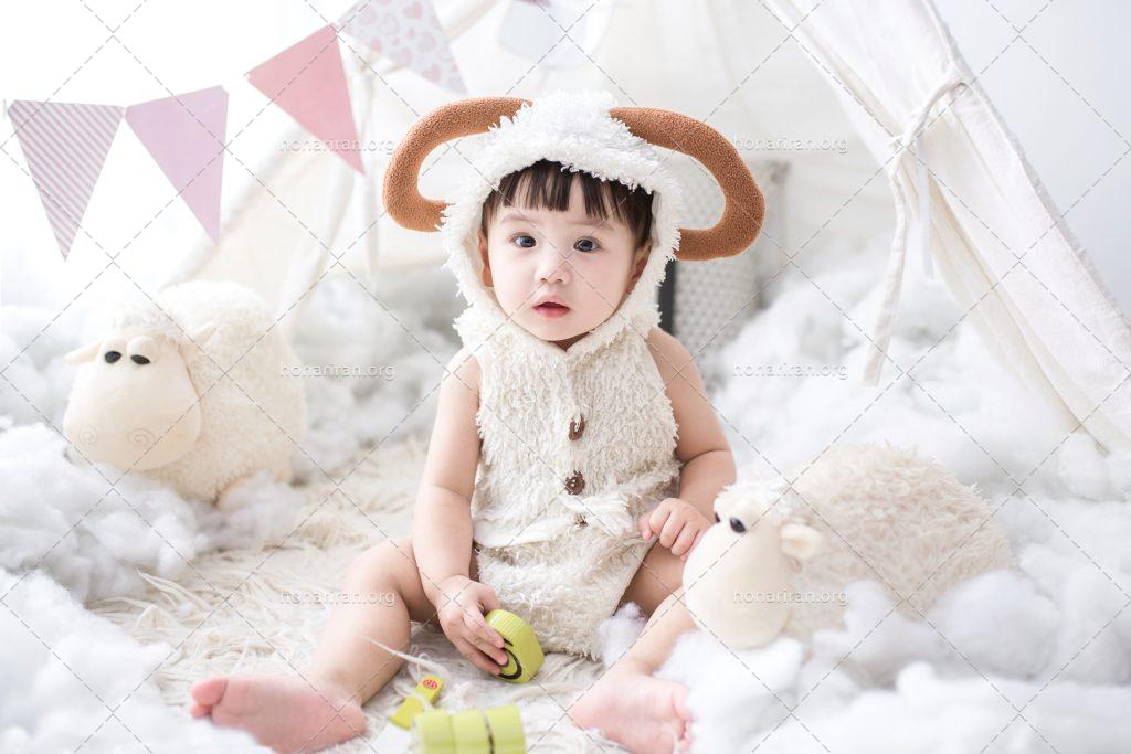 عکس با کیفیت کودک کره ای با لباس بره