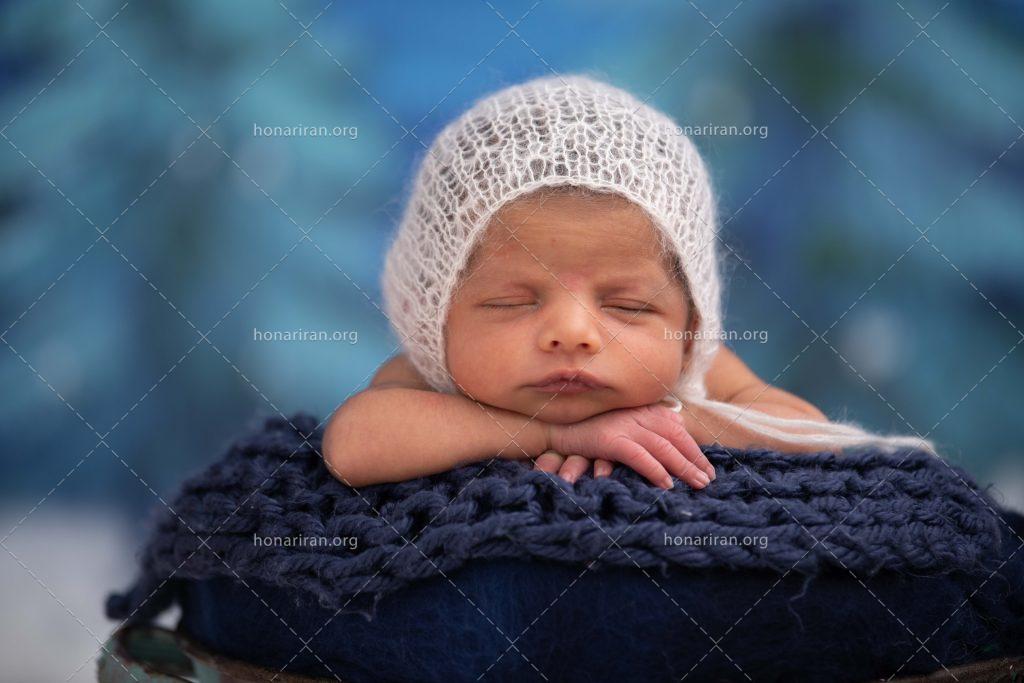 عکس با کیفیت نوزاد با کلاه بافتنی سفید