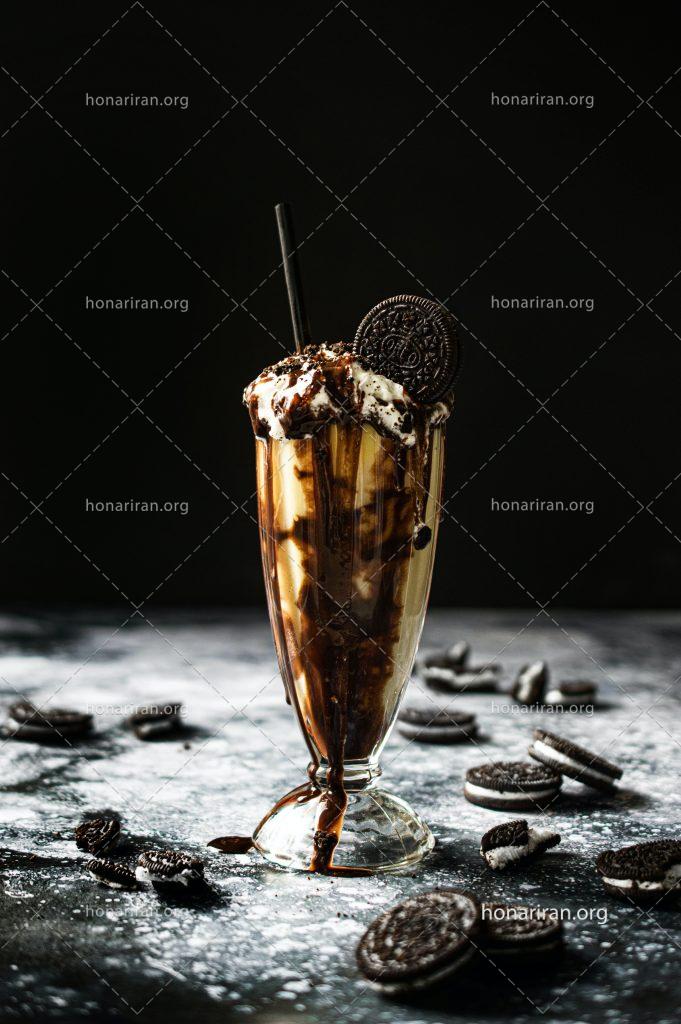 عکس با کیفیت شیک موز و شکلات تزئین شده با بیسکویت اورئو