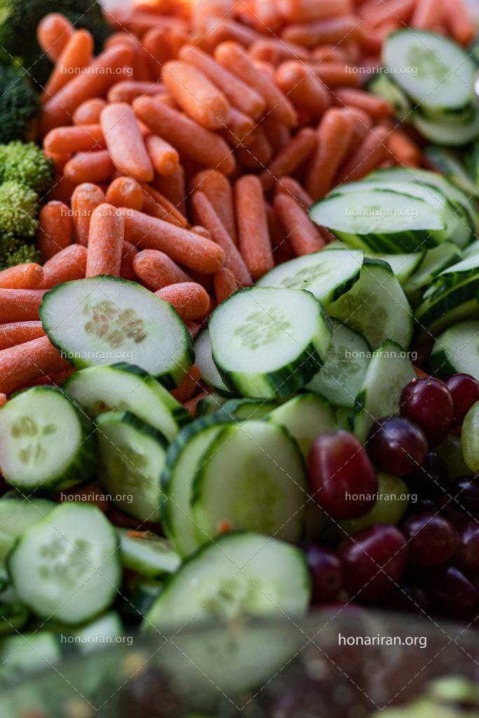عکس با کیفیت دانه های انگور در کنار خیار های ریز شده