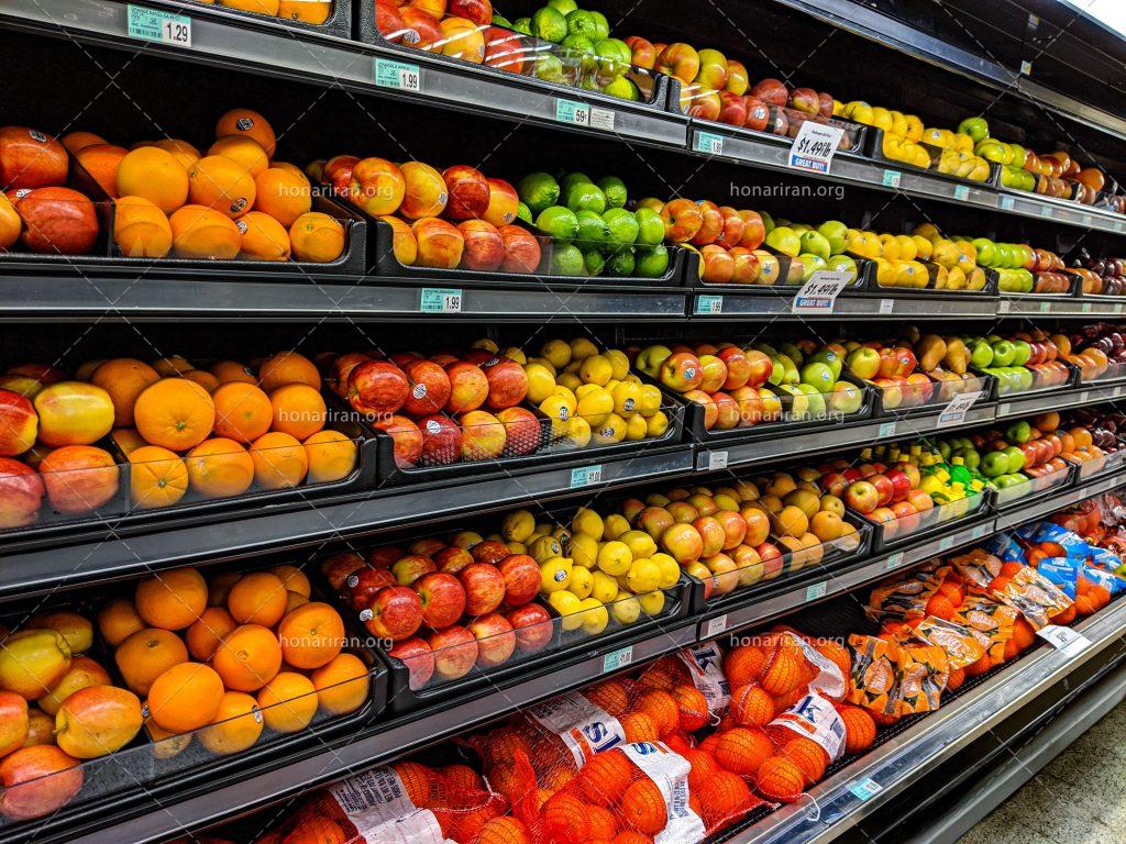 عکس با کیفیت میوه های تازه در قفسه های هایپر مارکت