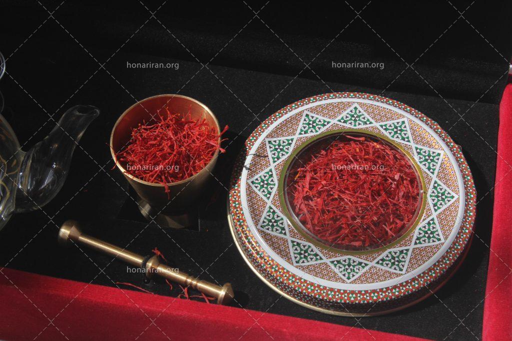 عکس با کیفیت هاون برنجی در کنار ظرف زعفران