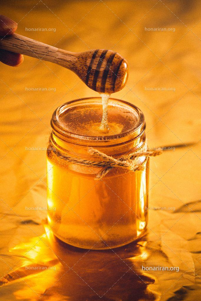 عکس با کیفیت برداشتن عسل با قاشق