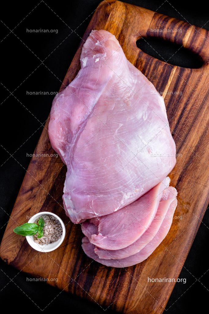 عکس با کیفیت سینه مرغ برش خورده بر ری تخته گوشت
